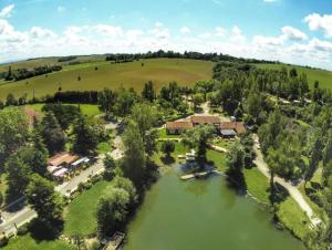 an aerial view of a house with a lake at Chalet 3 étoiles - Piscine - ccaaaef in Nailloux
