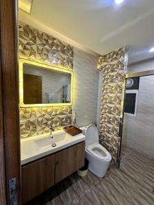 Phòng tắm tại Elysium Luxury Service Apartment By LMY Facing Centaurus Mall Blue Area Islamabad +40 ảnh