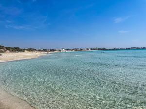vistas a una playa con arena y agua en A due passi dal mare, en Torre Lapillo