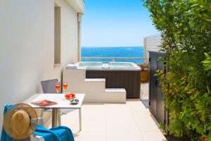 a balcony with a table and a bath tub at Villa Hermes in Noto Marina