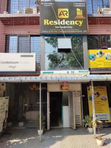 een gebouw met een bord voor een restaurant bij A R Residency in Navi Mumbai