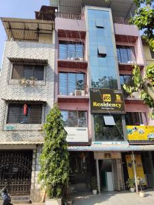 een gebouw met een bord ervoor bij A R Residency in Navi Mumbai