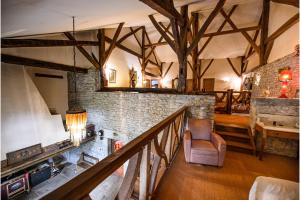 een kamer met een trap met een stoel en een open haard bij Domaine des Rochaules 