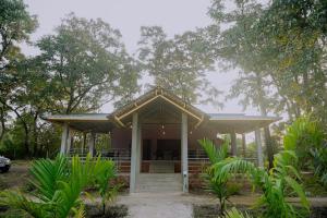 Κήπος έξω από το Dandeli Aura Retreat