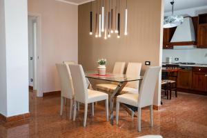 una sala da pranzo con tavolo e sedie di Duo LUXURY SUITES a Verona