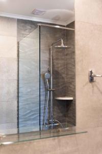 Ένα μπάνιο στο Pink House Socrates Corfu Beachside Retreats