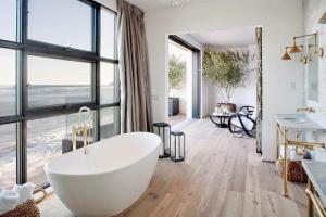 Ένα μπάνιο στο Malibu test apartment pool view 4