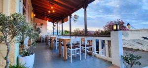 Un restaurante con mesas y sillas en un balcón. en Sunrise, en Palaikastro
