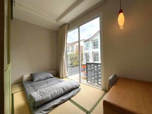 Ένα ή περισσότερα κρεβάτια σε δωμάτιο στο day one space - BTS On Nut - Live Above Cowork Cafe