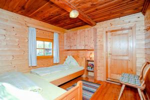 Cabaña de madera con 2 camas en una habitación en Almhütte Haritzer, en Schachnern