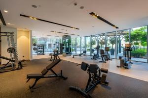 ein Fitnessstudio mit Laufbändern und Trainingsgeräten in einem Gebäude in der Unterkunft Ahlan HH - Burj Khalifa and Fountain Views Suite at Grande Downtown in Dubai