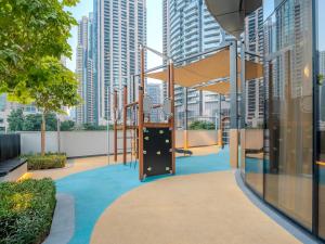 ein Spielplatz in einem Gebäude mit hohen Gebäuden in der Unterkunft Ahlan HH - Burj Khalifa and Fountain Views Suite at Grande Downtown in Dubai