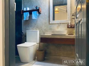 Suitcase في أمبالانغودا: حمام مع مرحاض أبيض ومغسلة +4 صور