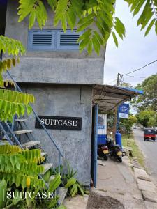 Suitcase في أمبالانغودا: مبنى مع علامة على جانبه