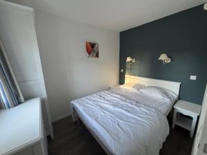 Ένα ή περισσότερα κρεβάτια σε δωμάτιο στο Appartement avec vue sur le Port du Crouesty