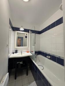 Ένα μπάνιο στο Appartement avec vue sur le Port du Crouesty