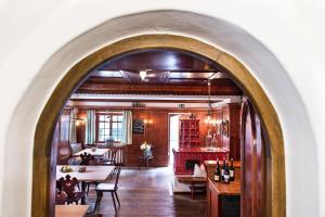 an archway leading into a dining room with a table at Hotel Spanglwirt in Campo Tures +33 photos