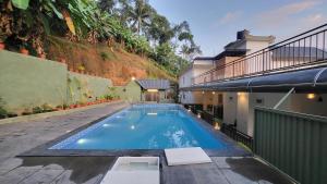 ein Swimmingpool mitten in einem Haus in der Unterkunft Rosa Mystica Hotels & Resorts in Anachal