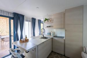 a kitchen with a sink and a counter at Vibra Glamping in Cavallino-Treporti