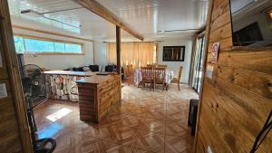 a living room with a table and a dining room at Cabañas las Palmeras de Colbun in Linares