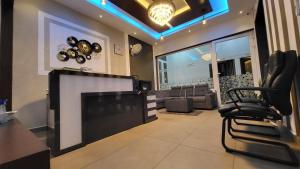 ein Wohnzimmer mit Fernseher und Sessel in der Unterkunft Rosa Mystica Hotels & Resorts in Anachal