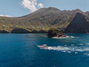 马尔法瑞维斯酒店的小岛附近的水中小船 更多79张照片