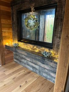 Fotografie z fotogalerie ubytování White River Retreats luxury lodges with Private Wood Fired Hot Tub v destinaci Chwilog