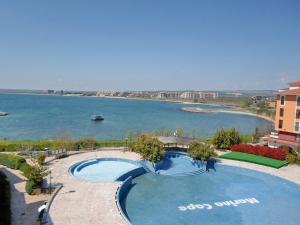 The swimming pool at or close to Beach Pool and Spa Apartment in Marina Cape