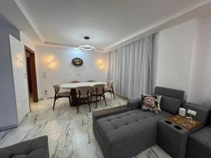 New cairoرويال شقة بالتجمع الخامس امتداد الجامعة الامريكية的客厅里有一张沙发和一张桌子。