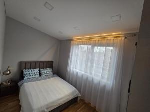 Ένα ή περισσότερα κρεβάτια σε δωμάτιο στο Jaukus butas Panemunėje su vaizdu į Nemuną