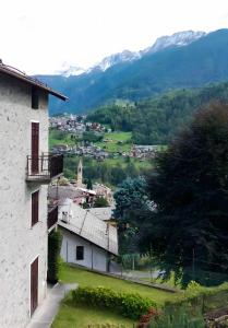 ein Blick auf ein Dorf von einem Gebäude aus in der Unterkunft Chalet Bellavista in Chiesa in Valmalenco