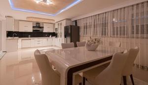 Nhà bếp/bếp nhỏ tại Bright & Cozy Getaway