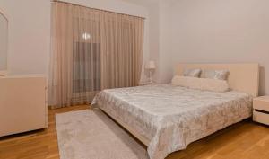 Giường trong phòng chung tại Bright & Cozy Getaway