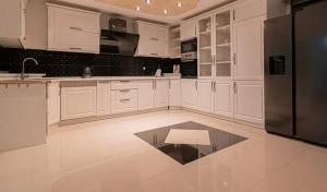 Nhà bếp/bếp nhỏ tại Bright & Cozy Getaway +3 ảnh