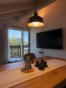 Una habitación con una mesa con una cafetera. en Appartamento La Téza, en Lavarone