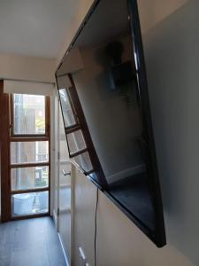 Cette chambre dispose d'une fenêtre et d'un réfrigérateur. dans l'établissement LARGE 3 BEDROOM HOME, 3 BATHROOMS, FREE PARKING, FAST WIFI, à Belfast