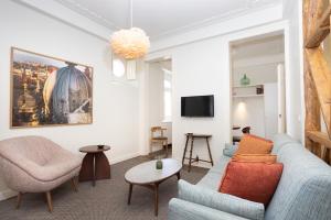 un soggiorno con un divano blu e una sedia di Hermitage Castelo - Casa Chafariz a Lisbona