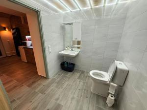 Ένα μπάνιο στο ADLOF Apartment