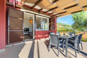 Bardino NuovoHostdomus - Sunrise Sea View - Finale Ligure的天井配有桌椅。