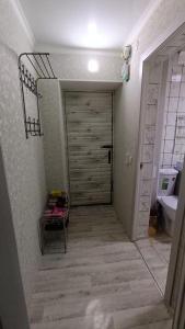 un corridoio di un bagno con una porta e un water di Квартира в Центре Шымкента Плаза a Shymkent