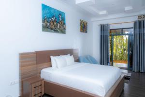 una camera da letto con un letto grande e una finestra di Ruhondo Beach Resort a Ruhengeri