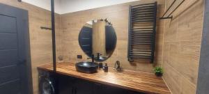 Ένα μπάνιο στο Apartament Black Oak