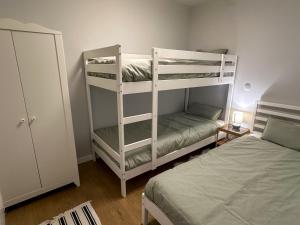 een slaapkamer met 2 stapelbedden en een bed bij NEGUA Vielha in Vielha