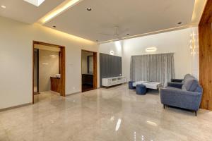 uma sala de estar com um sofá e uma TV em Gardenia Villa by Ovi Resort em Jāmb