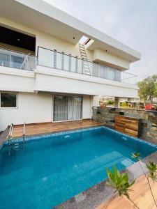 uma piscina em frente a uma casa em Gardenia Villa by Ovi Resort em Jāmb