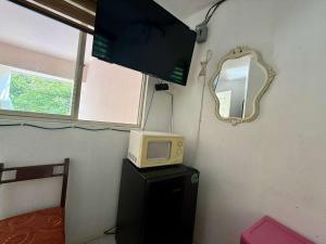 图斯特拉古铁雷斯Habitacion privada in Residencial Campestre的梳妆台上带镜子的微波炉