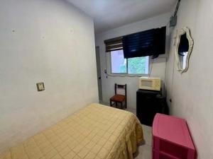 图斯特拉古铁雷斯Habitacion privada in Residencial Campestre的一间有床和电视的卧室 更多43张照片