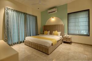 um quarto com uma cama grande e uma janela em Gardenia Villa by Ovi Resort em Jāmb mais 21 fotografias