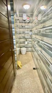 ein Bad mit einem WC und einer Glaswand in der Unterkunft Len Staycation in Panabo 3BDR-2BR-Downstairs Wifi Netflix in Panabo + 4 Fotos