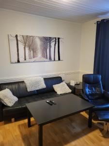 un soggiorno con un divano e un tavolino da caffè di 3 roms leilighet Narvik sentrum a Narvik